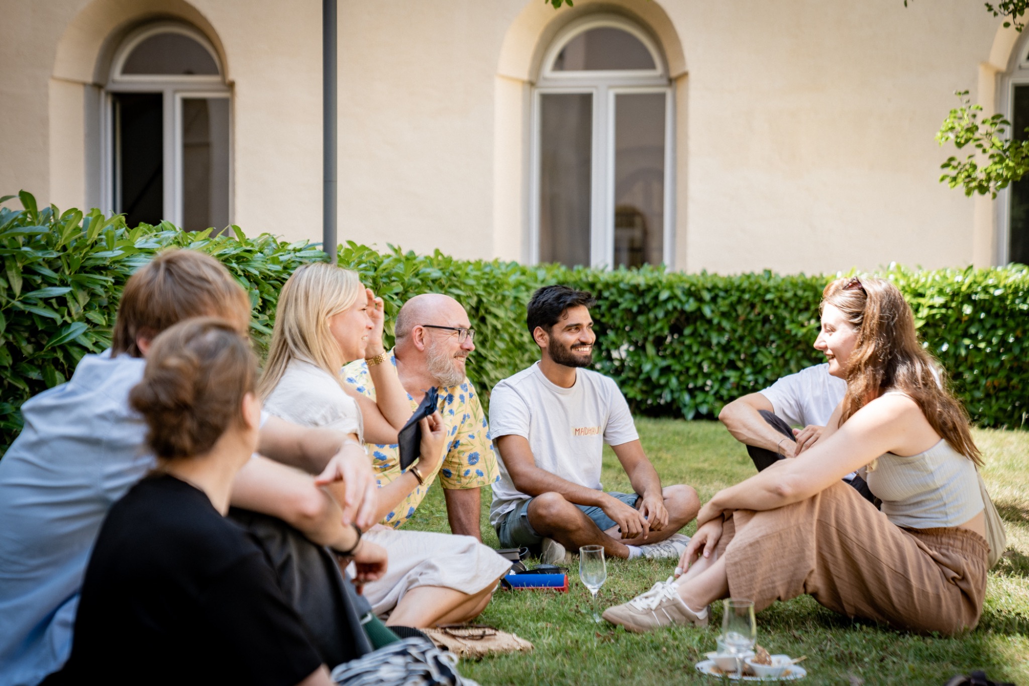 Das natureOffice Team im gemeinsamen Gespräch im Garten
